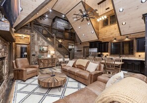 Smart TV, caminetto, videogiochi, lettore DVD