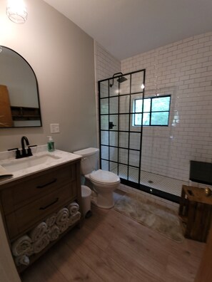 Douche, serviettes fournies, papier de toilette