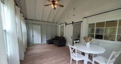 Cozy Cottage in the woods private lake access.