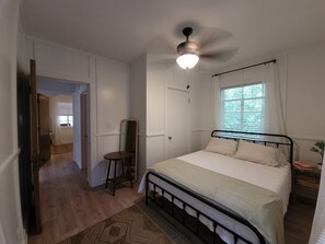 3 bedrooms, bed sheets - Cozy Cottage in the woods private lake access. (Fennville)