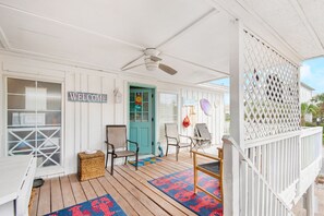 Terrace/patio - ☀️Fabulous Outdoor Spaces-Great Location-200 Steps to the Beach☀️ (Miramar Beach)