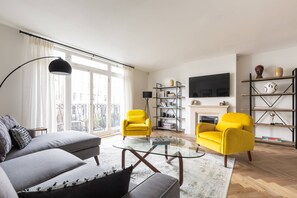 TV, fireplace