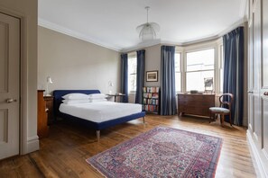 5 bedrooms, iron/ironing board, free WiFi, bed sheets