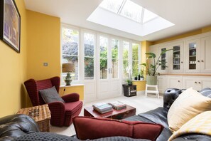 TV - Caithness Road VI by onefinestay (London)