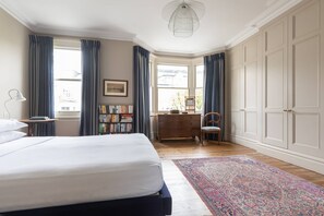 4 bedrooms, iron/ironing board, free WiFi, bed sheets - Caithness Road VI by onefinestay (London)