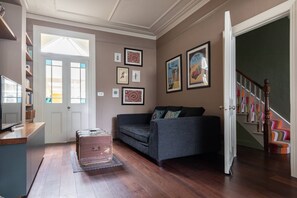 TV - Caithness Road VI by onefinestay (London)