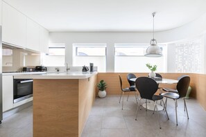 Kylskåp, diskmaskin, kaffe- och tebryggare och brödrost