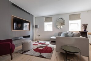 TV, fireplace - Hanway Street by onefinestay (London)