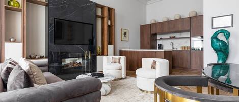 TV, fireplace