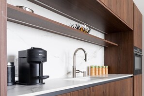 Cafetière/bouilloire, réfrigérateur, micro-ondes, lave-vaisselle