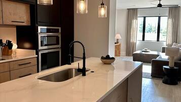 Refrigerador, microondas, horno y parrilla de estufa