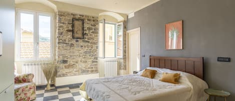 1 dormitori, planxa i posts de planxar i wifi