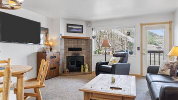 Smart TV, fireplace