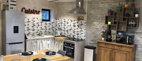 Kjøleskap, mikrobølgeovn, ovn og kokeplater