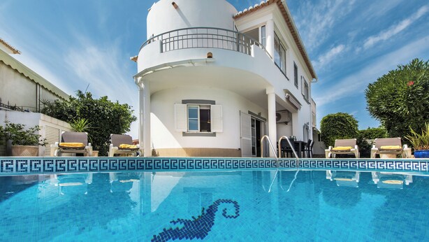 A two-story house with a swimming pool in front. - Beautiful detached Villa, 10 minutes walk from Porto Do Mos beach (Lagos)