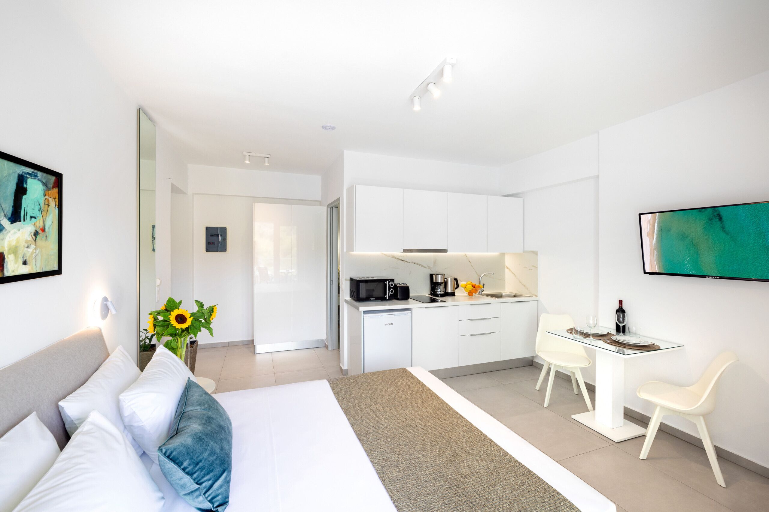 Een strijkplank/strijkijzer, gratis wifi, beddengoed