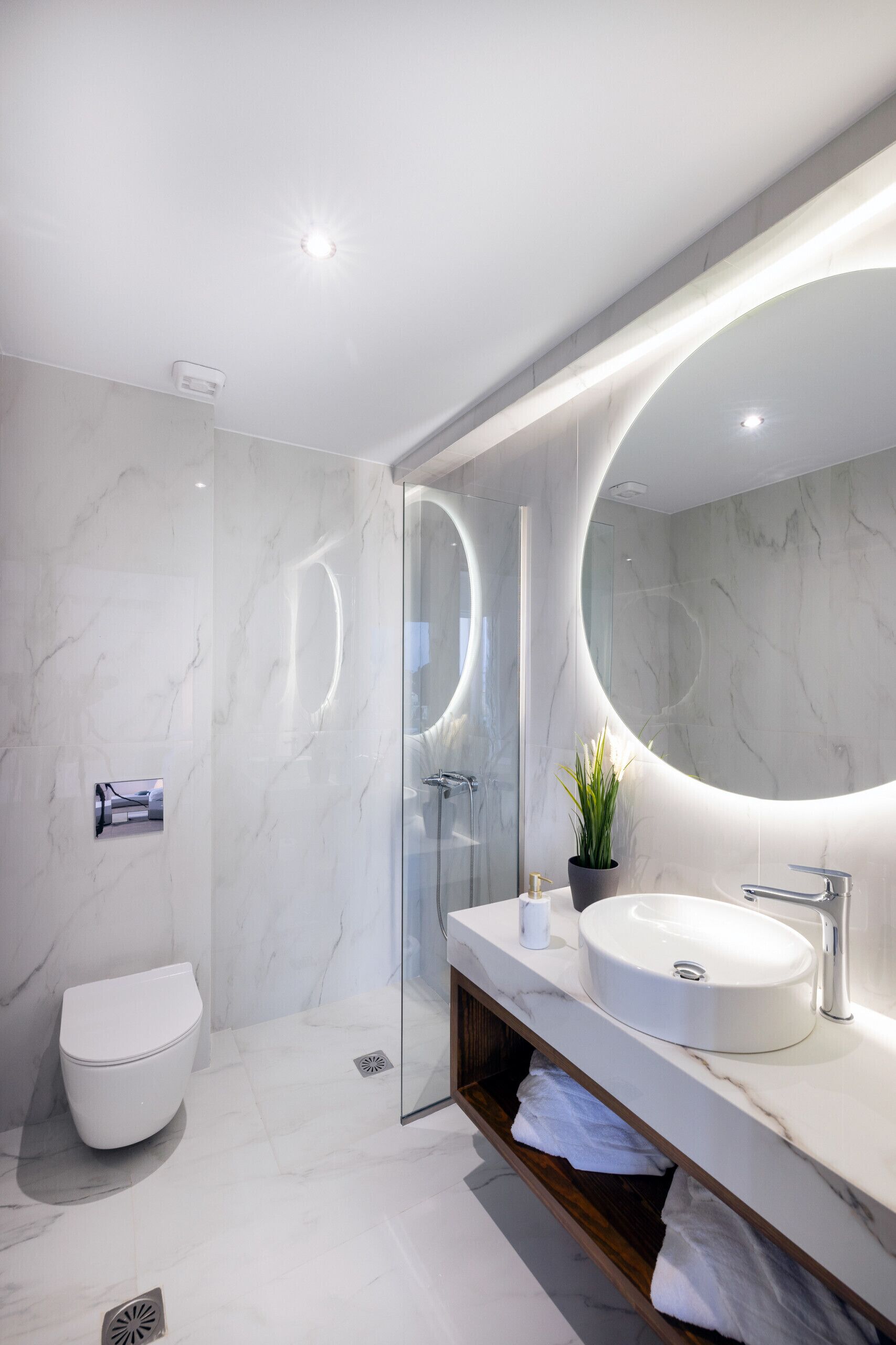 Shower, hair dryer, towels, shampoo