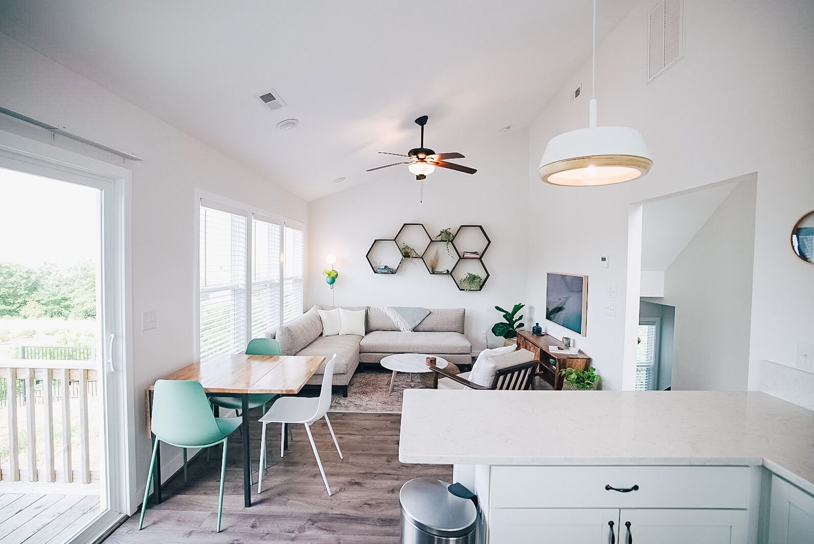 Peaceful, Clean Hilltop Retreat with Ocean View!