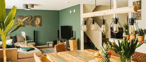 Smart-TV, DVD-Player, Tischfußball, Tischtennisplatte