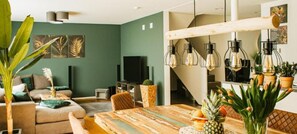 Smart-TV, DVD-Player, Tischfußball, Tischtennisplatte