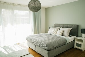 4 Schlafzimmer, Schreibtisch, Bügeleisen/Bügelbrett, Reisekinderbett