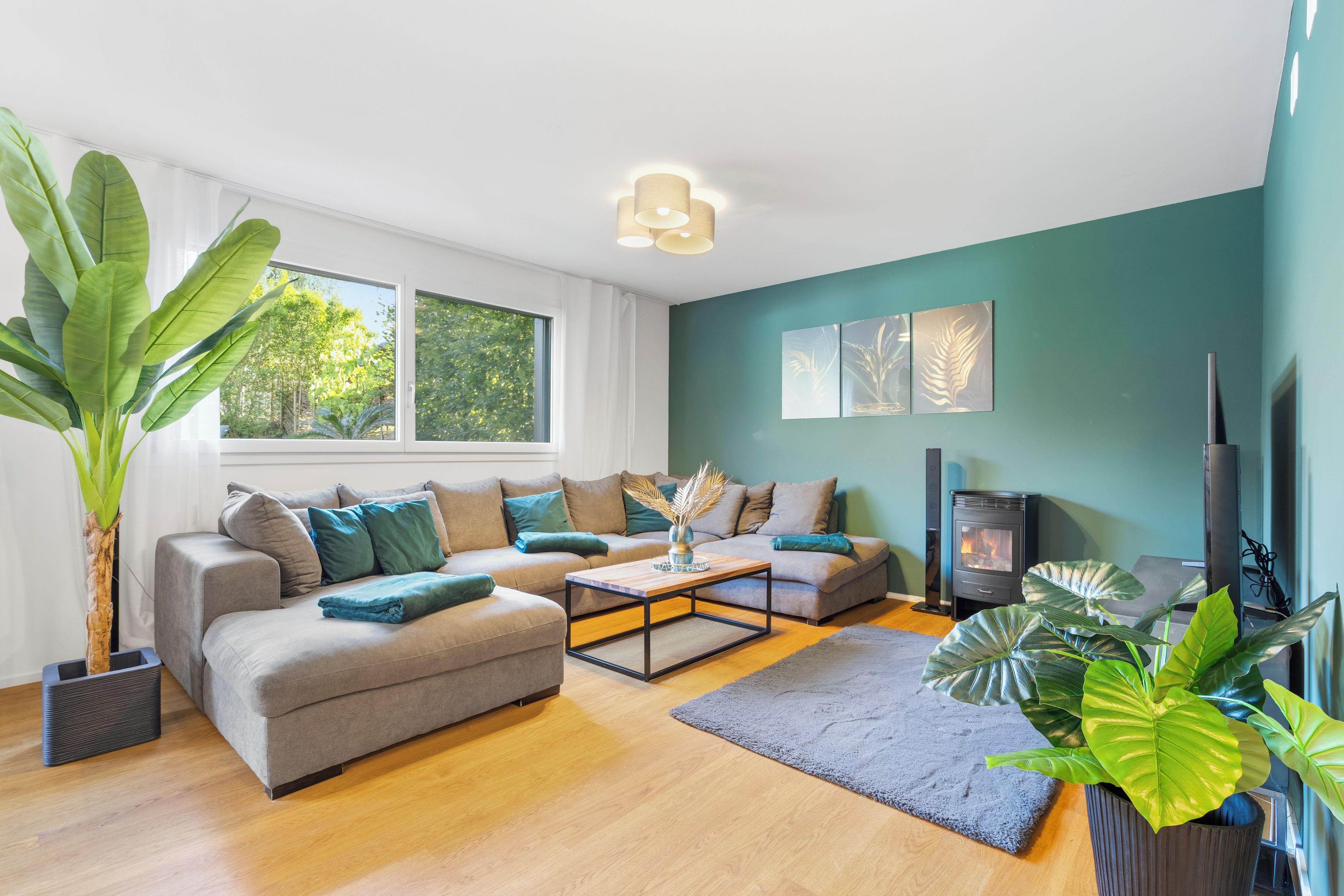 Un salon moderne avec un canapé, une table basse et une cheminée.