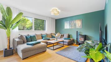 Ein modernes Wohnzimmer mit einer Couch, einem Couchtisch und einem Kamin.