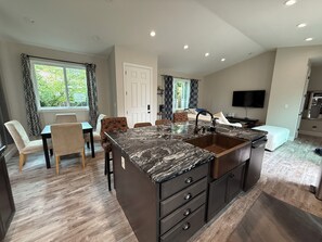 2 bedrooms, desk, iron/ironing board, free WiFi - Stunning New Custom-Built Home, 12' Ceilings, Chef's Kitchen, and Fruit Orchard (Redwood City)