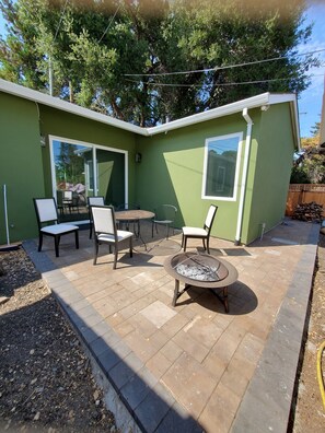 Outdoor dining - Stunning New Custom-Built Home, 12' Ceilings, Chef's Kitchen, and Fruit Orchard (Redwood City)