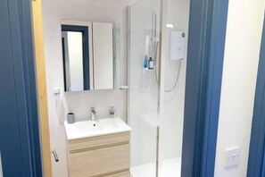 Căn hộ | Phòng tắm | Buồng tắm vòi sen, máy sấy tóc, khăn tắm 