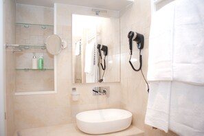 Elite Triple Room, Private Bathroom | Bathroom | Shower, rainfall showerhead, free toiletries, hair dryer