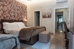 أغطية فراش متميزة وميني بار وخزنة داخل الغرفة ومكتب