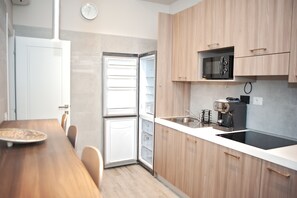 Full-size fridge, microwave, oven, stovetop