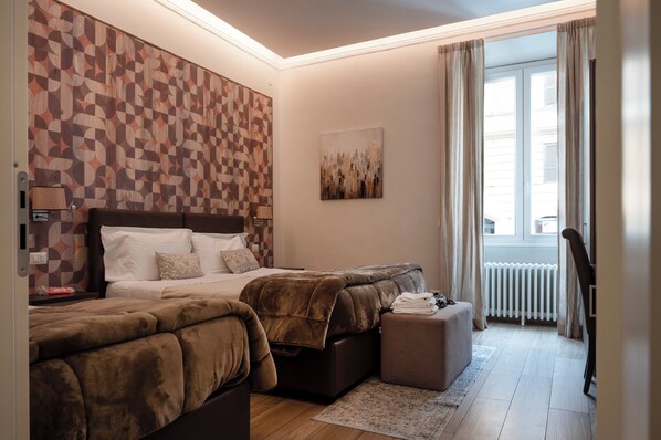 جناح مريح - غرفتا نوم - بحمام خاص | أغطية فراش متميزة وميني بار وخزنة داخل الغرفة ومكتب