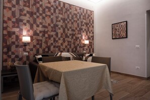 جناح مريح - غرفتا نوم - بحمام خاص | منطقة المعيشة | تلفزيون بشاشة مسطحة بحجم 43-بوصة يعرض قنوات تلفزيونية رقمية، تلفزيون