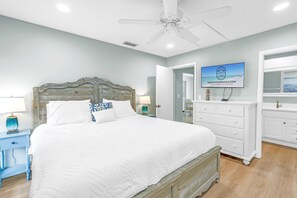 2 bedrooms, iron/ironing board, travel crib, WiFi - Best Value 2BR – Walk to Beach, Dining & Nightlife (Sarasota)