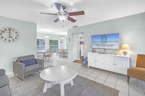 Smart TV - Best Value 2BR – Walk to Beach, Dining & Nightlife (Sarasota)