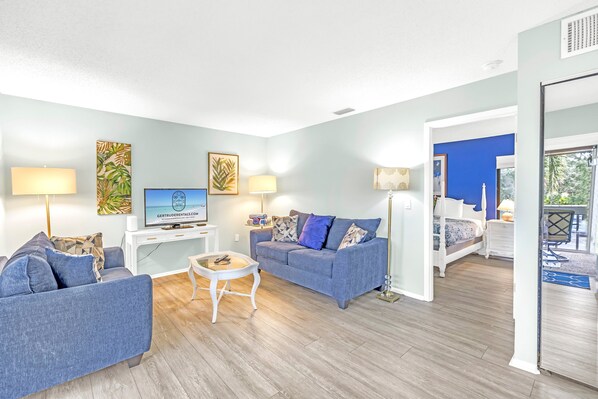 3 chambres, bureau, fer et planche à repasser, lit de bébé portatif