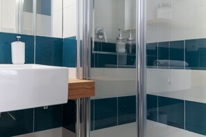 Een douche, een haardroger, handdoeken