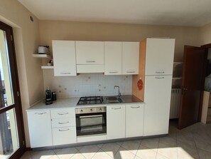 Kühlschrank, Mikrowelle, Ofen, Herdplatte