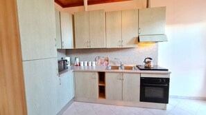 Kühlschrank, Mikrowelle, Wasserkocher mit Kaffee-/Teezubehör, Toaster