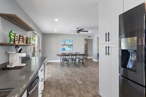 Réfrigérateur, micro-ondes, four, plaque de cuisson