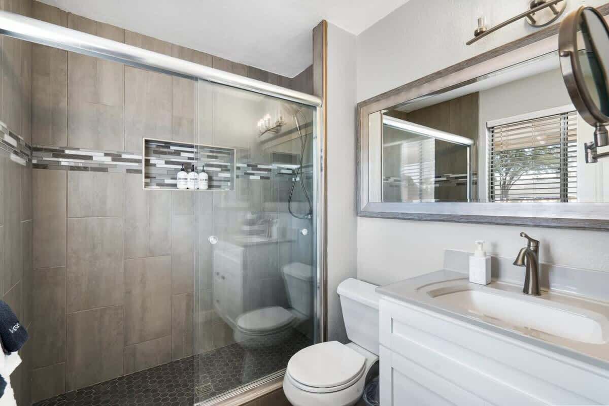 Badekar, hårføner, håndklær og sjampo