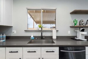 冰箱、微波炉、烤箱、炉灶