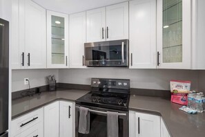 Fridge, microwave, oven, stovetop - Old Town Home 15min to TPC Scottsdale |Heated Pool (Scottsdale)
