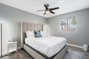 3 dormitoris, escriptori i planxa i posts de planxar 