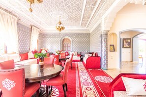 Villa Deluxe, 6 habitaciones, baño privado, vistas a la piscina | Salón ejecutivo