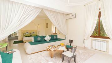 Suite – president, 1 soverom, badekar, bassengutsikt | Italienske Frette-laken, sengetøy av topp kvalitet og dundyner