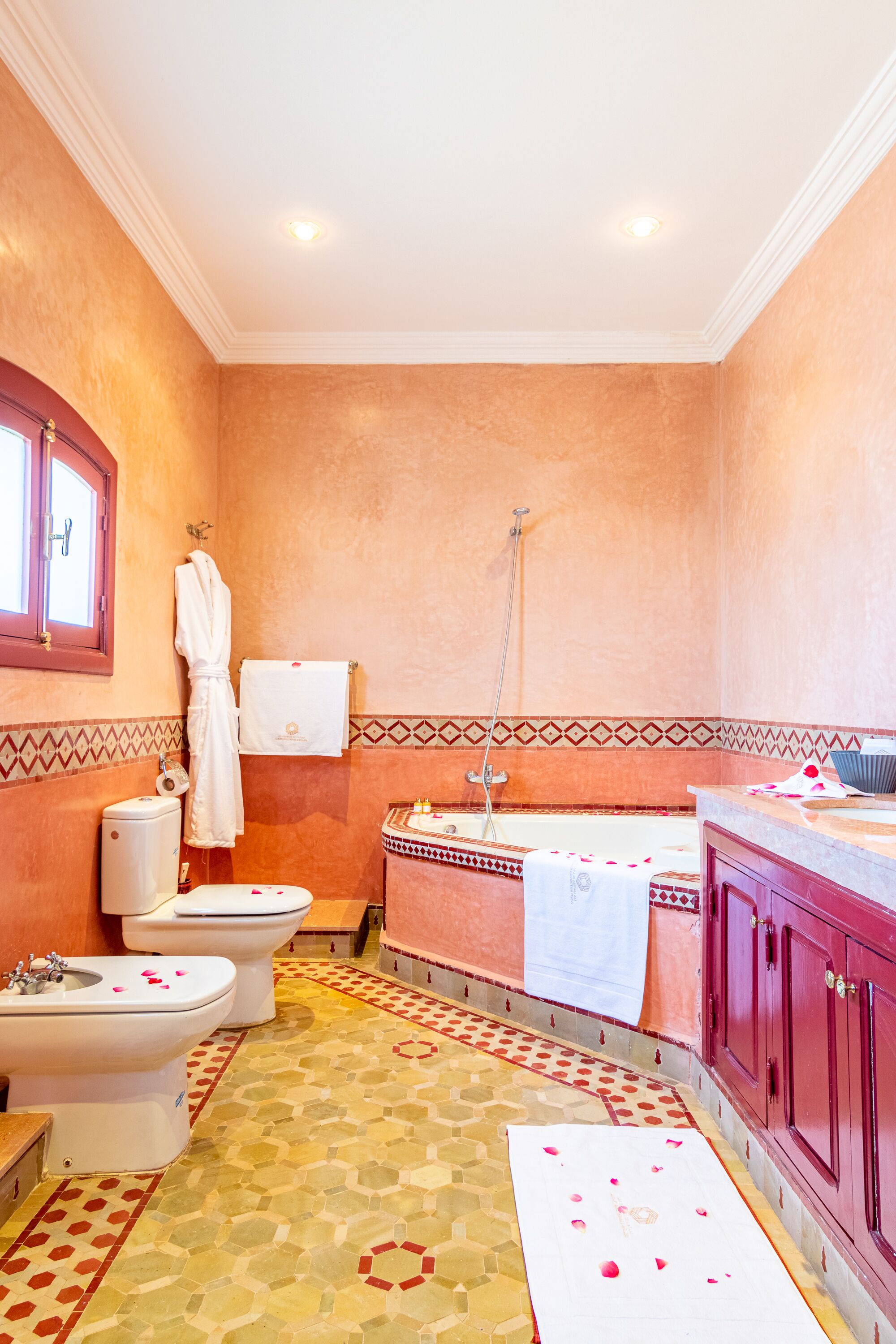 Une salle de bain équipée d’une baignoire, de toilettes, d’un lavabo et d’une douche.