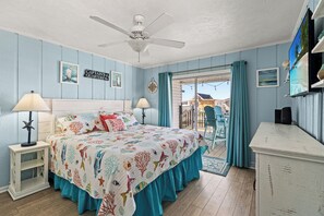 5 bedrooms, free WiFi, bed sheets - Troller's Paradise-5BR Channel House (North Myrtle Beach)